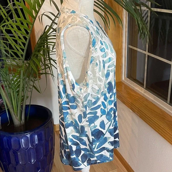 Blue Leaf Print Sleeveless Top - Picture 6 of 6